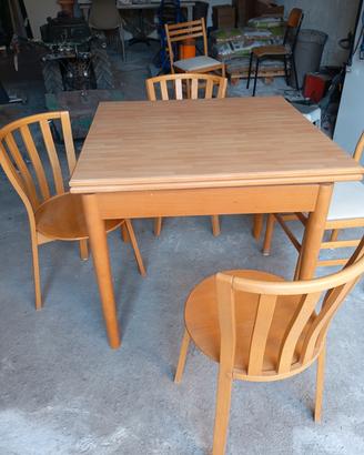 tavolo pieghevole a portafoglio con quattro sedie 