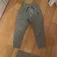 Pantaloni Nike tech