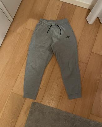 Pantaloni Nike tech