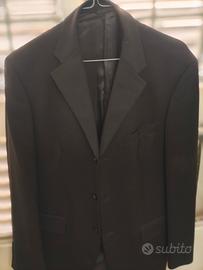 Abito completo da uomo con giacca e pantalone.