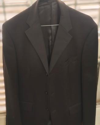 Abito completo da uomo con giacca e pantalone.