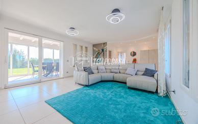 VILLA CON GIARDINO IN ZONA COMODA E SERVITA