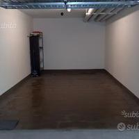 Box auto ampio nuovo piastrellato