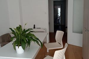 Stanza arredata in studio professionale -