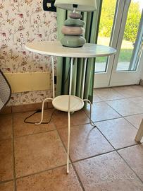 Coppia di comodini in metallo bianco
