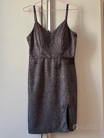 Abito corto con paillettes.