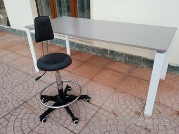 Scrivania da ufficio NUOVA con sgabello.