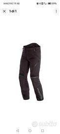 Pantaloni Dainese per moto. 