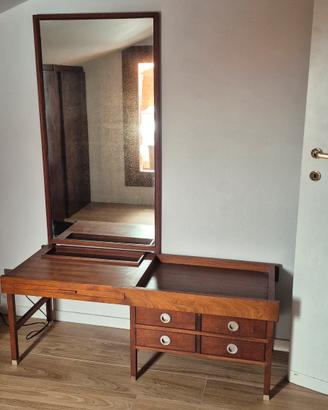 specchiera di design in legno massiccio 