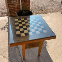 tavolino con scacchiera