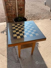 tavolino con scacchiera