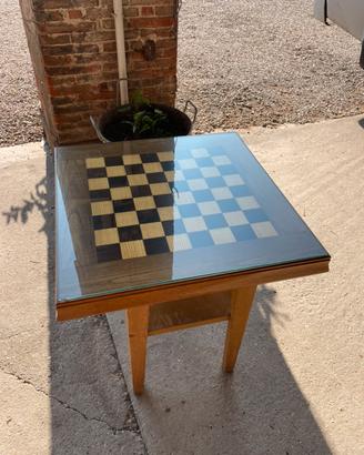 tavolino con scacchiera