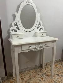 Toeletta bianca con specchio e cassetti