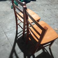sedie due legno come foto 