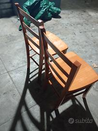 sedie due legno come foto 