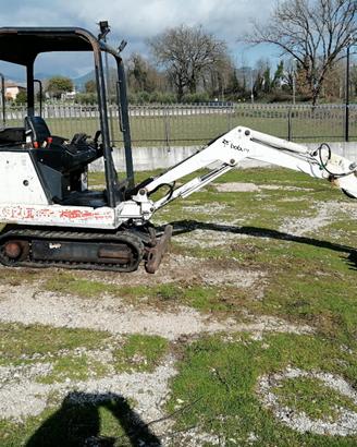 escavatore Bobcat 320