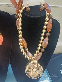 collana e orecchini  colore  marrone e oro