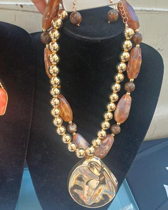collana e orecchini  colore  marrone e oro