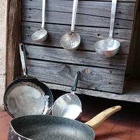 Pentolame in alluminio anni '50 per arredo taverna