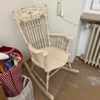Sedia a dondolo in legno bianca