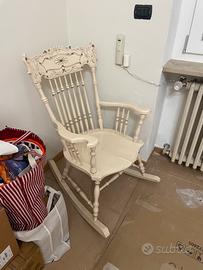 Sedia a dondolo in legno bianca