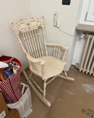Sedia a dondolo in legno bianca