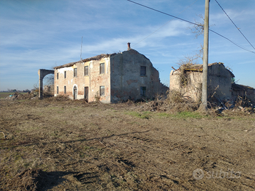 Casa da ristrutturare su terreno di 5600 mq