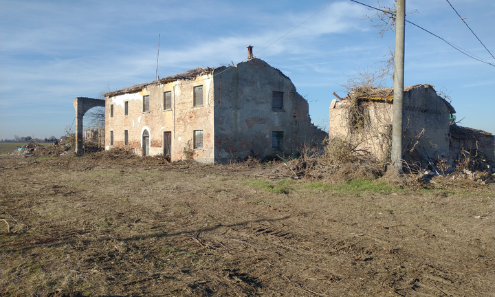 Casa da ristrutturare su terreno di 5600 mq
