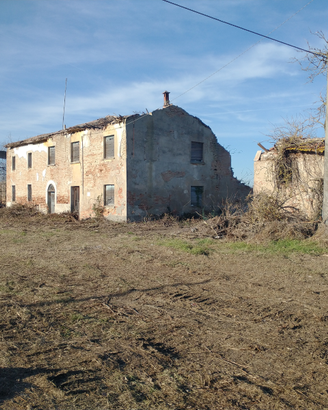 Casa da ristrutturare su terreno di 5600 mq
