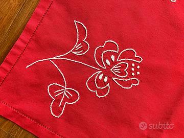 centrotavola rosso , ricamato amano, cm 85 x 36,5