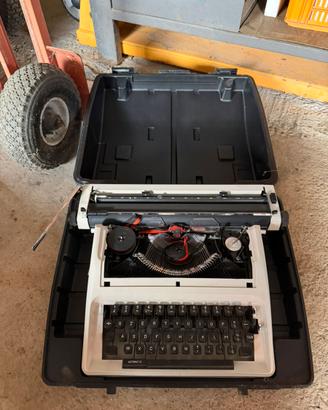 Macchina da scrivere portatile Olivetti vintage