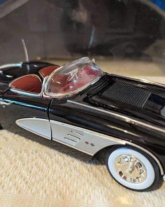 Modellino Chevrolet Corvette C1 (1958) 1:18