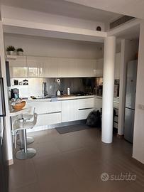 Cucina Scavolini bianco lucido con forno e fornell