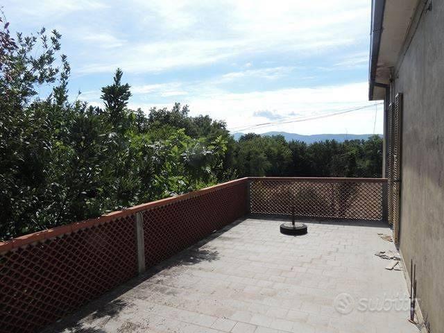 Rustico / Casale di 300 m² con più di 5 locali a T - Vista 3
