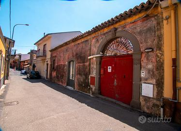 CASA INDIPENDENTE con giardinetto e cortiletto