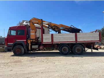 Camion con gru Iveco 190