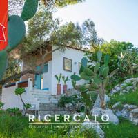 Grazioso bilocale fronte mare con ampio giardino