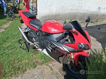 Yamaha YZF-R1 2003, 60.000 km  € 2.500