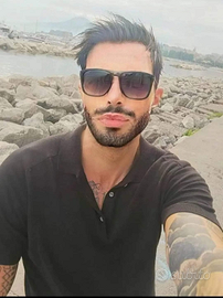 Receptionist portiere notturno con lingue