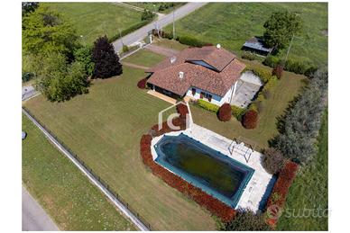 Elegante villa singola con piscina privata