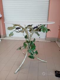 Tavolino in vetro con decorazioni in metallo