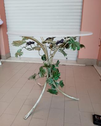 Tavolino in vetro con decorazioni in metallo