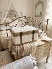 Elegante Cofanetto Shabby Chic in Pelle e Legno –