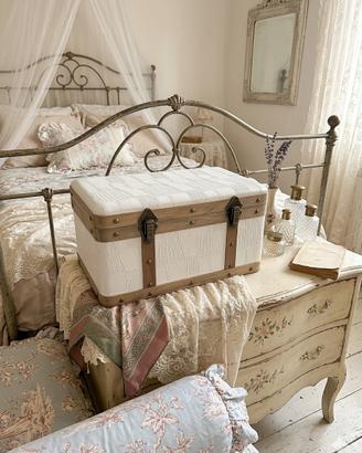 Elegante Cofanetto Shabby Chic in Pelle e Legno –
