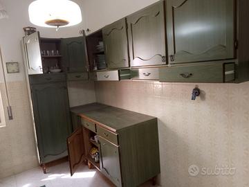 Cucina ,tavolo,sedie,divano letto,credenza, soggio