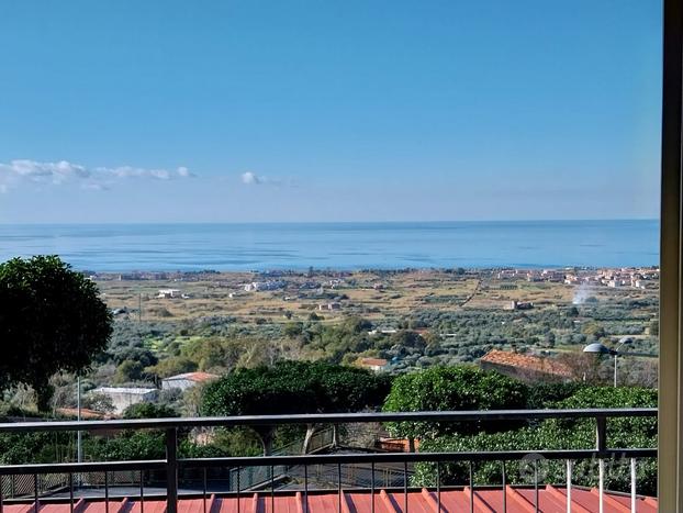 Ampio appartamento con vista mare