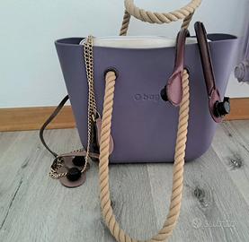 O bag lilla con manici in corda e accessori