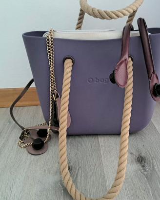 O bag lilla con manici in corda e accessori