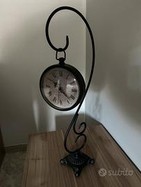 Orologio da tavolo vintage con supporto in ferro