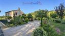 casale-marchigiano-immerso-nel-verde-con-portico-e